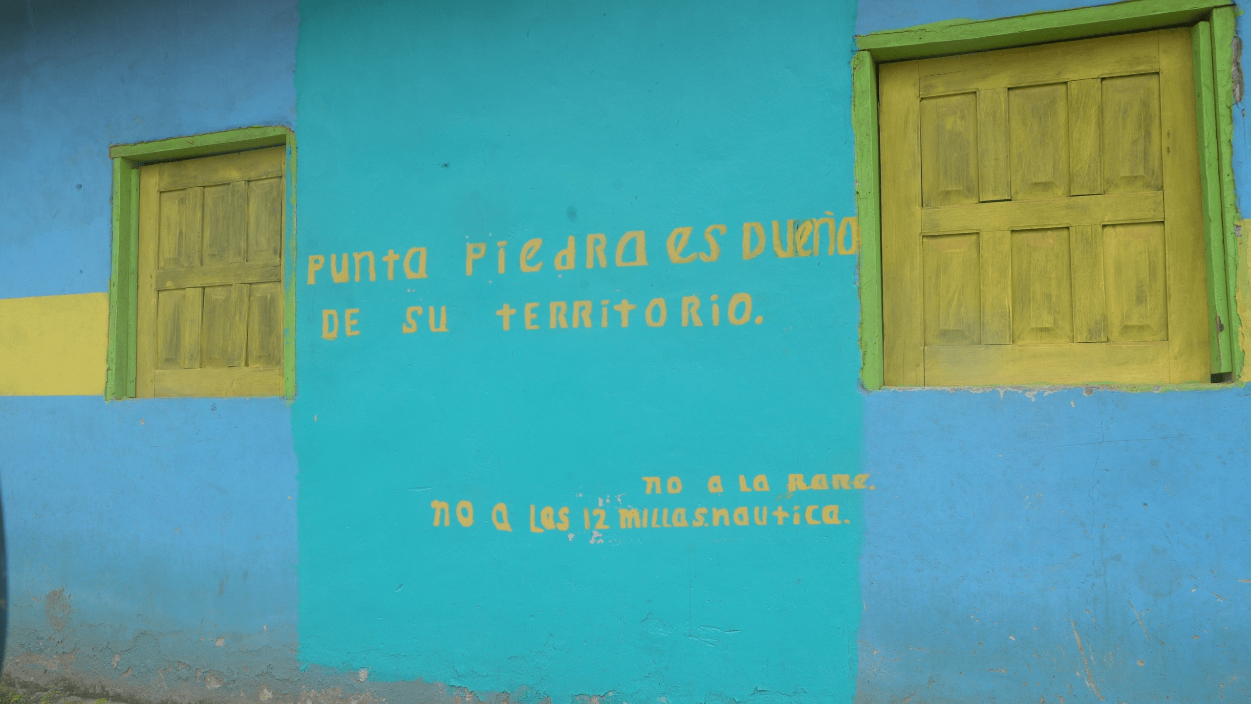 Mensaje de resistencia en una de las casas de la comunidad Punta Piedra.