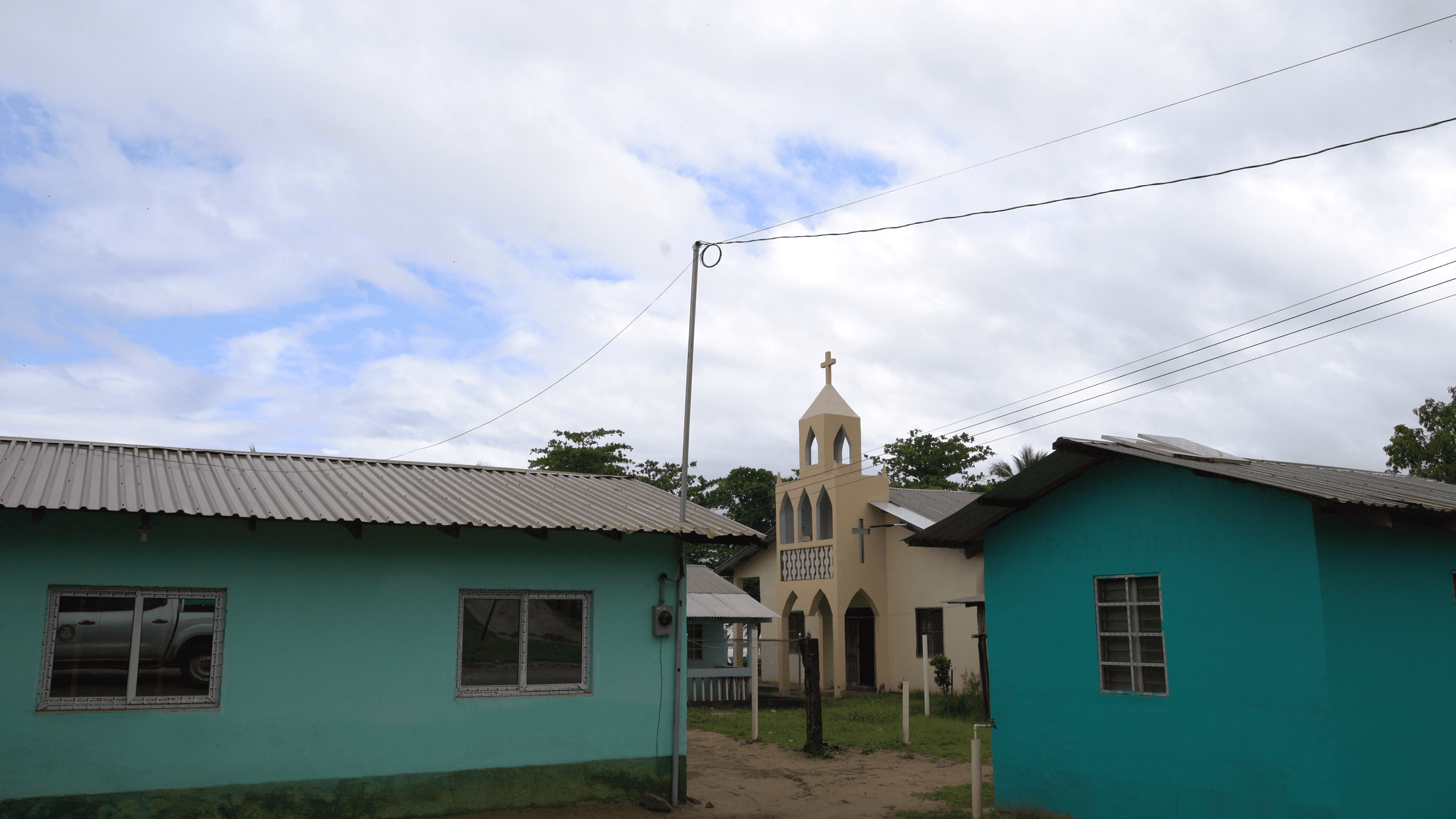 Viviendas e iglesia de la comunidad garífuna de Punta Piedra.