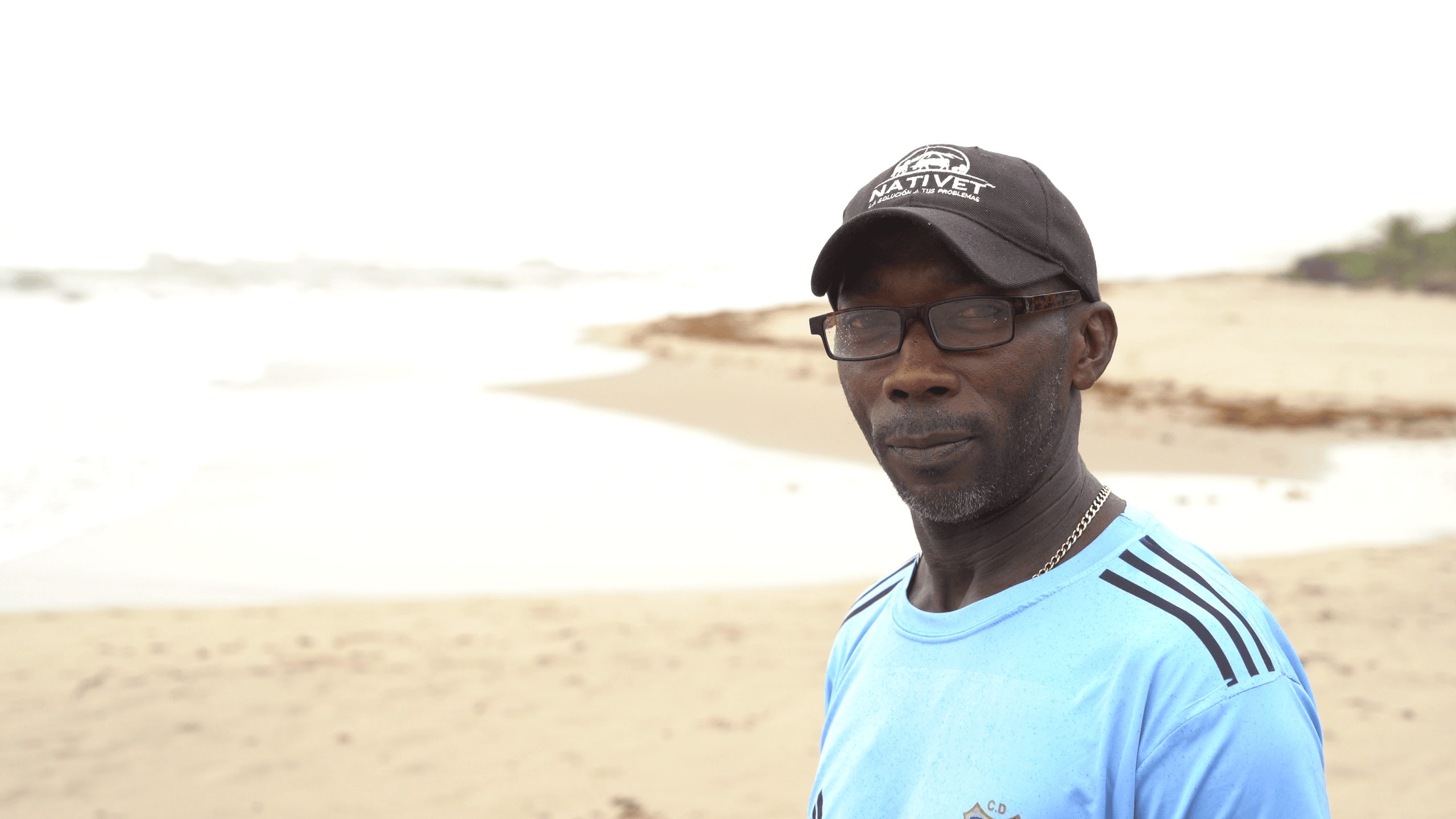 Tomás Castillo Zelaya frente al mar en Punta Piedra.